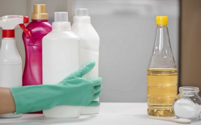 Cura en barrejar productes de neteja