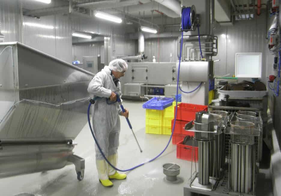 profesional limpiador de maquinaria de industria alimentaria, perfectamente equipado